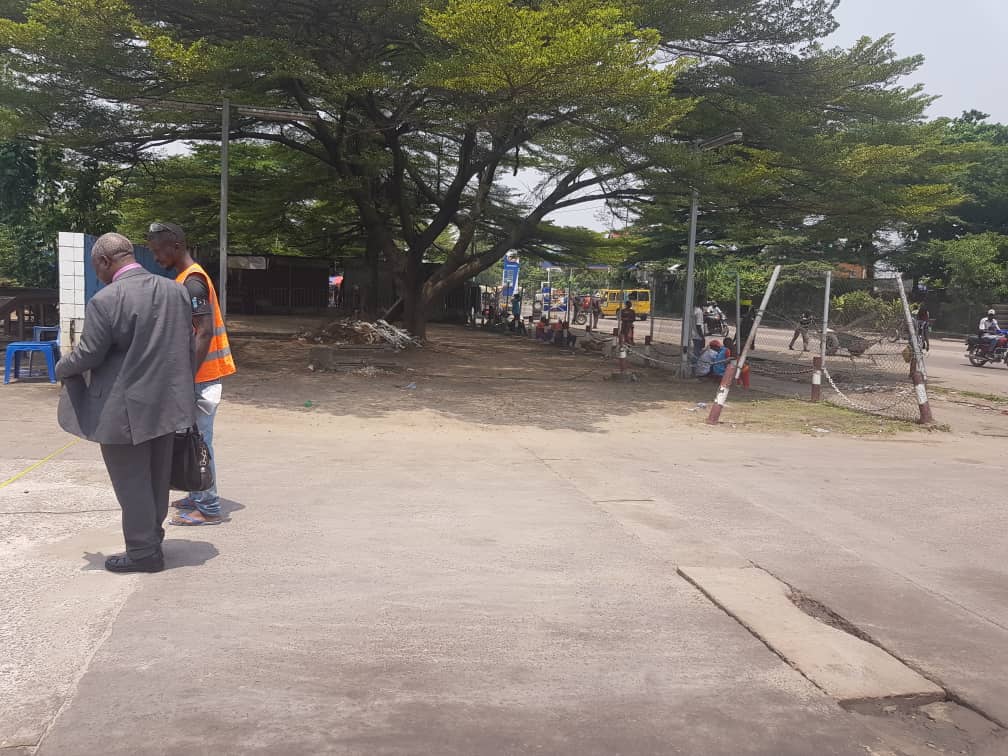 Construction et sécurisation de la station-service COBIL avec mur en maçonnerie et grillages